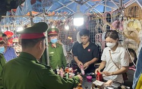 Hà Nội: Cảnh sát thu giữ lượng lớn nước hoa fake tại chợ đêm phố cổ