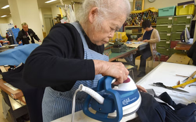Nhật Bản: Người trẻ đổ xô ra nước ngoài, người già chật vật bù đắp thiếu hụt lao động