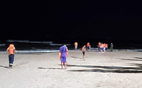 Quảng Ngãi: Hai sinh viên bị sóng lớn cuốn khi tắm biển, một người chết