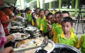 Các nước quản chặt bữa ăn trường học