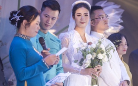 Hoa hậu Ngọc Hân nức nở khi nghe lời dặn dò của mẹ trong đám cưới
