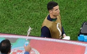 Ronaldo bị CĐV tạt nước vào người trước khi Bồ Đào Nha bị loại khỏi World Cup 2022