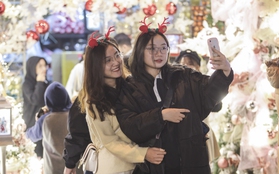 Cuối tuần, giới trẻ Hà Nội chen chúc nhau chụp ảnh trên phố Hàng Mã đón Giáng sinh sớm