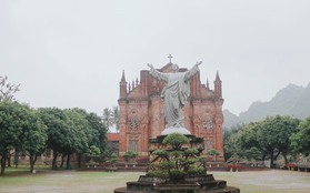Khám phá vẻ đẹp cổ kính của nhà thờ Đan viện thánh mẫu Châu Sơn Ninh Bình