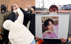 Jin (BTS) chính thức nhập ngũ: BTS có cử chỉ cảm động, người hâm mộ không quản ngại đường xa đi tiễn