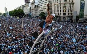 Fan mạo hiểm tính mạng ăn mừng Messi và Argentina vào chung kết World Cup 2022