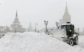 Giao thông Moscow rối tung vì tuyết rơi kỷ lục