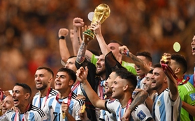 Khoảnh khắc Messi và dàn sao Argentina nâng cao cúp vàng World Cup 2022