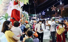 Xóm đạo lớn nhất TP.HCM đông nghẹt, người dân trang trí mừng Giáng sinh