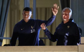 Mbappe buồn bã trong lễ mừng công tuyển Pháp tại Paris