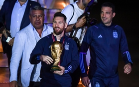 Trực tiếp: Messi rước cúp trở về, đội tuyển Argentina diễu hành giữa biển người