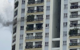 TP.HCM: Cháy căn hộ ở tầng 11 chung cư, cảnh sát dùng xe thang cứu 8 người