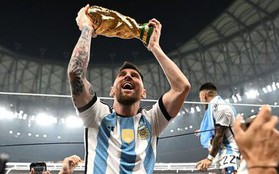 Câu chuyện đằng sau bức ảnh nâng cúp phá kỷ lục của Messi