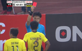 Vì sao cầu thủ Malaysia nhận thẻ đỏ, bị thổi penalty dù phạm lỗi ngoài sân?