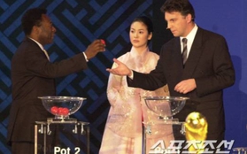 Song Hye Kyo gặp huyền thoại bóng đá Pele ở World Cup 2002