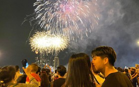 Pháo hoa rực sáng bầu trời TP.HCM, chúc mừng năm mới 2023!