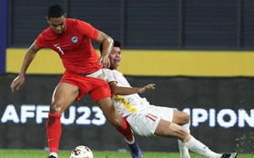 Choáng: Tuyển thủ U23 Singapore lộ nội y khi tranh chấp với cầu U23 Việt Nam