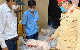 Khám xe khách, phát hiện 400kg thịt lợn đã bốc mùi hôi thối