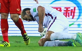 Cầu thủ nhập tịch Trung Quốc đấm mạnh xuống đất vì bế tắc, Đình Trọng động viên