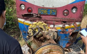 Xe máy cày bị tàu hỏa tông vỡ đôi, tài xế tử vong tại chỗ
