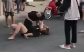 Hai thiếu nữ đánh nhau giữa phố vì mâu thuẫn trên mạng xã hội