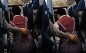 Nữ tiếp viên không thể ngồi vững khi máy bay rung lắc, hành động của hành khách khiến dân mạng xuýt xoa tán thưởng