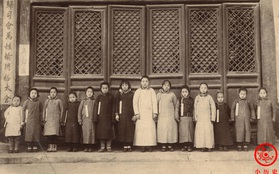 Bộ ảnh cũ nhà Thanh: Thái hậu lộ nửa mặt điều khiển Hoàng đế công bố thoái vị, các bé gái vào cung tuyển tú làm nữ tỳ