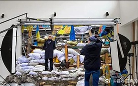 Thực hư vụ "phóng viên chiến trường Ukraine" tạo dáng trong trường quay?