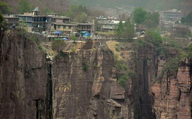 Thôn làng "nguy hiểm" nhất Trung Quốc: Tọa lạc trên núi dựng đứng cao 1.700m, có cung đường "treo vách đá" cheo leo thách thức mọi tay lái lão luyện