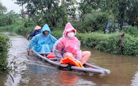 Đi xe máy trên đê khi mưa lũ, người phụ nữ rớt xuống sông tử vong