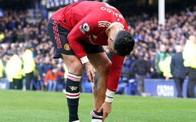 Ronaldo rách chân, đổ máu ở trận thua bạc nhược của MU