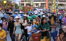 Ảnh: Hàng vạn du khách đội mưa tham quan phố cổ Hội An
