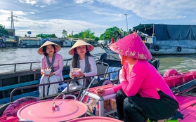 Sơn ghe hồng nổi bật giữa chợ Cái Răng, vợ chồng chị bán bún bán cả trăm tô mỗi ngày