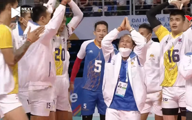 Quá vui sướng vì hạ Thái Lan giành HCĐ, HLV bóng chuyền Campuchia quỳ rạp xuống đất cảm ơn fan Việt