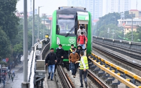 Tàu Cát Linh đột ngột dừng trong mưa: Do chuyển từ lái tự động sang có người điều khiển?