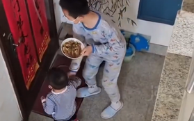 Hai đứa bé đưa đồ ăn cho cụ ông ở một mình, cả quá trình với nhiều sự tinh tế khiến dân mạng xuýt xoa