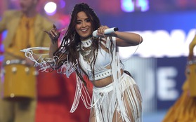 Camila Cabello bức xúc vì hát không ai nghe, fan bóng đá tố ngược nữ ca sĩ cản trở trận bóng