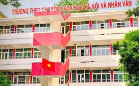 Hơn 1.000 thí sinh đầu tiên dự thi lớp 10 hệ trường chuyên tại THPT Chuyên Khoa học xã hội & Nhân văn