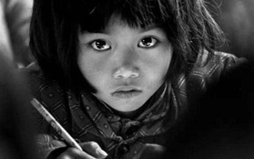 Cô bé nghèo miền núi với đôi mắt lấp lánh từng lay động trái tim người Trung Quốc: Một bức ảnh vô tình thay đổi cả cuộc đời