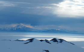 Lần đầu tiên phát hiện hạt vi nhựa trong tuyết rơi ở Nam Cực