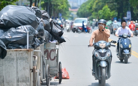 Hà Nội: Rác thải bất ngờ ùn ứ ở nội đô, người dân đi qua phải bịt mũi vì khó thở