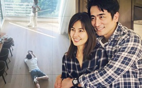 Hôn nhân 27 năm của Cha In Pyo - Shin Ae Ra: Tài tử U60 vẫn sẵn sàng "lăn xả" để chụp hình sống ảo cho vợ