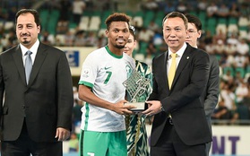 Quyền Chủ tịch VFF Trần Quốc Tuấn dự khán trận chung kết U23 châu Á và trao giải thưởng cho cầu thủ xuất sắc nhất