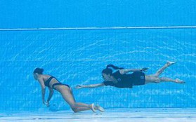 VĐV bơi chìm xuống đáy bể tại giải vô địch thế giới