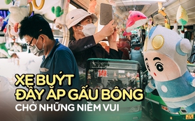 Chiếc xe buýt đầy ắp gấu bông đang nổi rần rần: Phụ xe là một "cao thủ" gắp thú chính hiệu