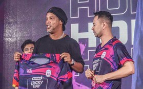 Ronaldinho sang Indonesia chơi bóng, HLV tuyên bố "thích đá đâu thì đá"
