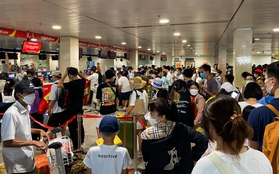 Ảnh, clip: Hàng loạt chuyến bay bị chậm giờ khởi hành, nghìn người ùn ứ tại sân bay Tân Sơn Nhất