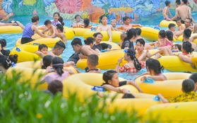 Ảnh: Hà Nội nắng 37 độ C, hàng nghìn người chen chân ở công viên nước Hồ Tây tắm giải nhiệt