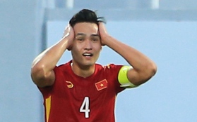 Đội trưởng U23 Việt Nam ôm đầu nuối tiếc khi đồng đội bỏ lỡ cơ hội đánh bại U23 Hàn Quốc