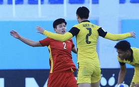Cầu thủ U23 Việt Nam liên tiếp bị phạm lỗi, hiền như Tuấn Tài cũng phải nổi nóng để bảo vệ đồng đội